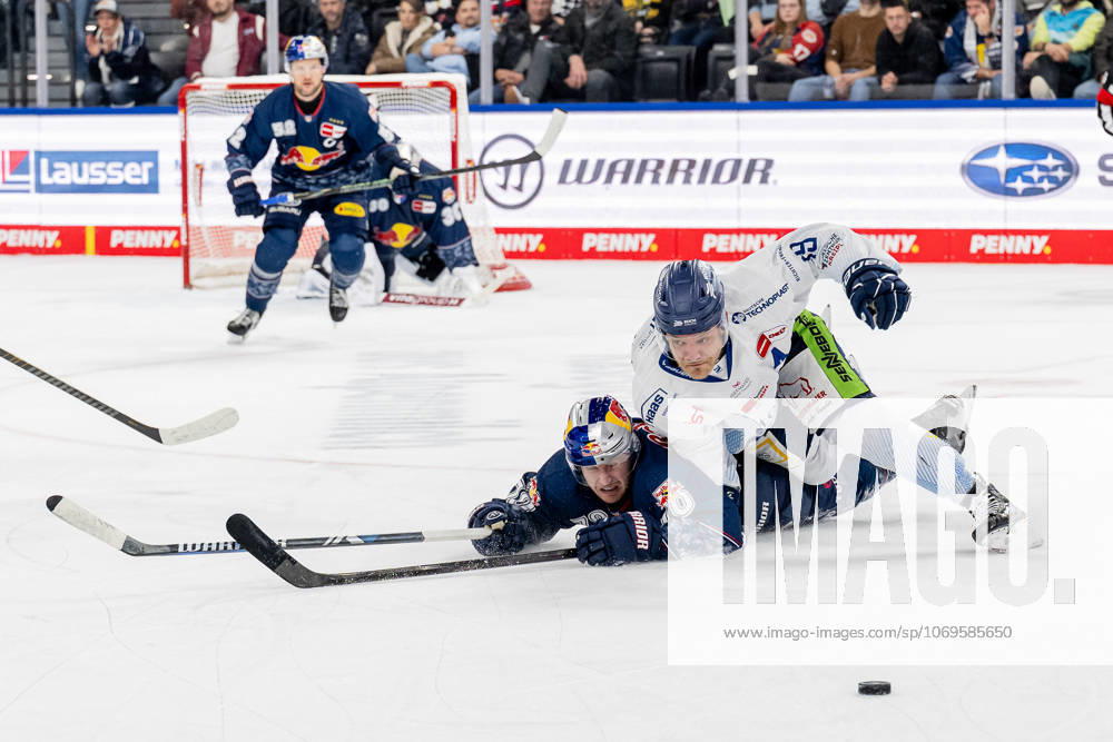 Kampf um den Puck Zweikampf zwischen Maximilian Daubner (EHC Red Bull Muenchen, 70) und Tim Brunnhuber (Straubing Tigers, 19) GER, EHC Red Bull Muenchen vs. Straubing Tigers, Eishockey, DEL, 22. Spieltag, Saison 2025 2026, 25.11.2025. GER, EHC Red Bull Muenchen vs. Straubing Tigers, Eishockey, DEL, 22. Spieltag, Saison 2025 2026, 25.11.2025. Muenchen