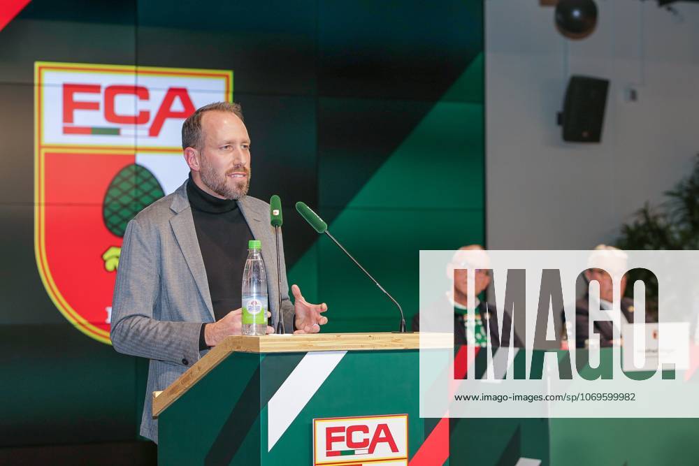 Geschaeftsfuehrer Finanzen Michael Stroell (FC Augsburg) am Rednerpult, Jahreshauptversammlung FC Augsburg, Fussball, 1. Bundesliga, 25.11.2025 Augsburg Bayern Deutschland