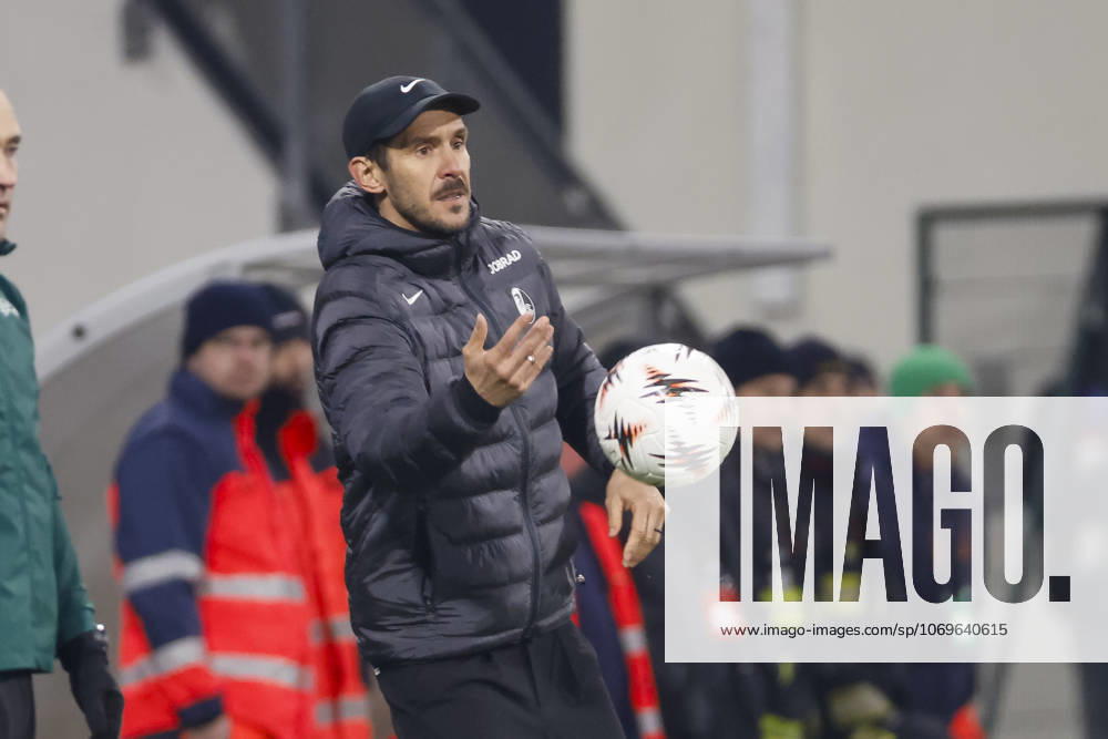 Julian Schuster (SC Freiburg, Trainer) mit Ball , Tschechien, Fussball, UEFA Europa League, 5. Spieltag, 2025 2026, Viktoria Pilsen vs. SC Freiburg, 27.11.2025, Stadion mesta Plzne, Pilsen, Tschechien Pilsen Stadion mesta Plzne Tschechien