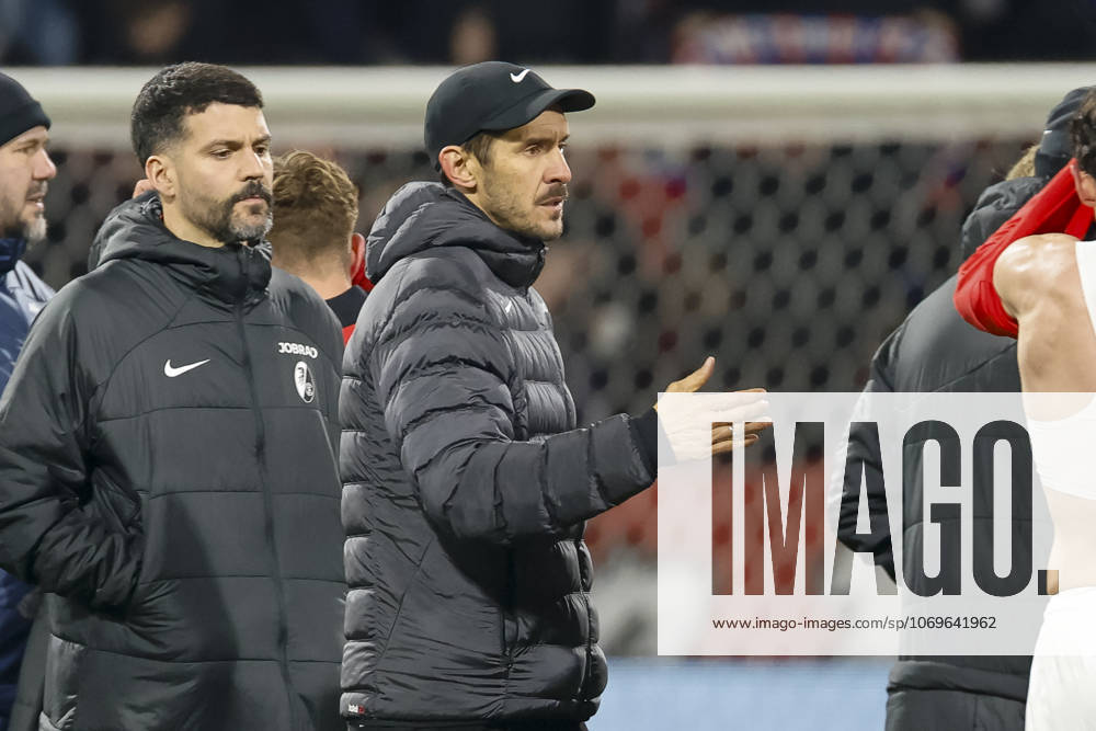 Julian Schuster (SC Freiburg, Trainer) nach dem Spiel , Tschechien, Fussball, UEFA Europa League, 5. Spieltag, 2025 2026, Viktoria Pilsen vs. SC Freiburg, 27.11.2025, Stadion mesta Plzne, Pilsen, Tschechien Pilsen Stadion mesta Plzne Tschechien