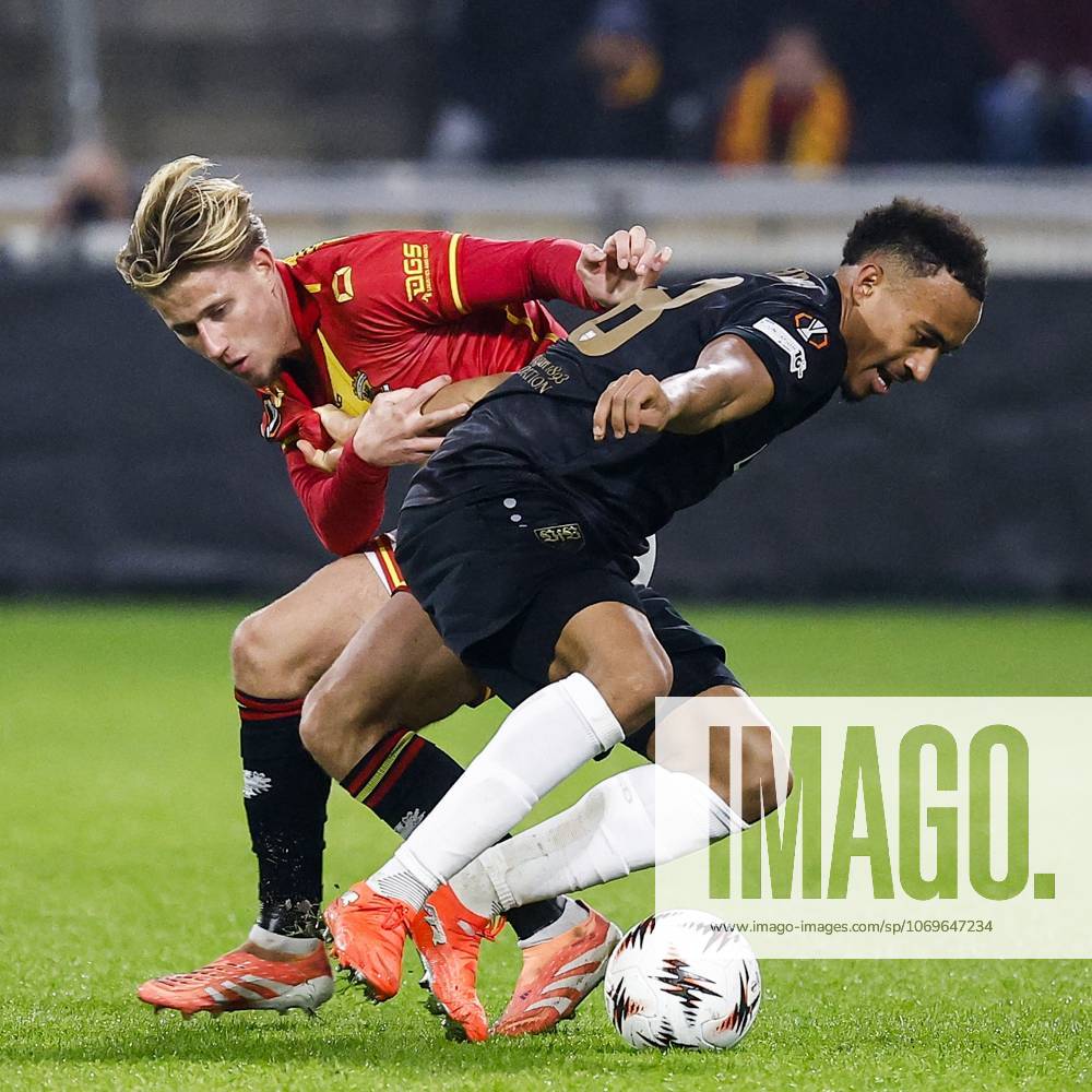 DEVENTER - (L-R) Giovanni van Zwam of Go Ahead Eagles, Jamie Leweling of VfB Stuttgart during the Europa League match between Go Ahead Eagles and VfB Stuttgart at De Adelaarshorst on November 27, 2025, in Deventer, Netherlands. ANP VINCENT JANNINK UEFA Europa Europa League matchday 5 2025-2026 ANPxSportx IVx 543244390 originalFilename: 543244390