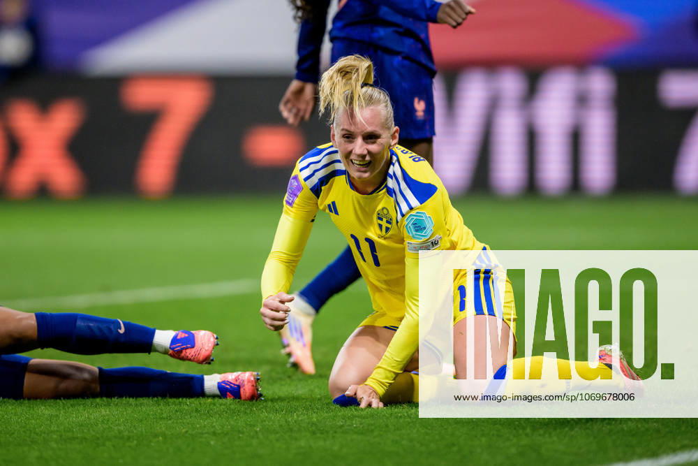 Stina Blackstenius of Sweden celebrates after 1-1 during the Women s Nations League bronze medal football match between France and Sweden on November 28, 2025 in Reims. Photo: Ludvig Thunman BILDBYRAN kod LT LT0755 fotboll football soccer fotball nations league uefa womens nations league frankrike sverige sweden dam bbeng jubel