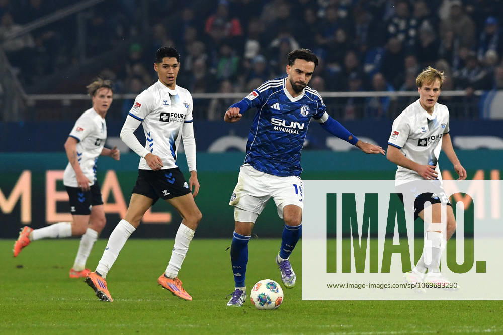 Kenan Karaman (FC Schalke 04) in Aktion, am Ball, Einzelaktion waehrend des Spiels der 2. Bundesliga zwischen FC Schalke 04 und SC Paderborn 07, Veltins-Arena am 28. November 2025 in Gelsenkirchen, Deutschland. (Foto von Ralf Treese DeFodi Images) +++ Kenan Karaman (FC Schalke 04) controls the ball during the 2. Bundesliga match between FC Schalke 04 and SC Paderborn 07 at Veltins-Arena on November 28, 2025 in Gelsenkirchen, Germany. (Photo by Ralf Treese DeFodi Images) (Photo by Ralf Treese DeFodi Images)