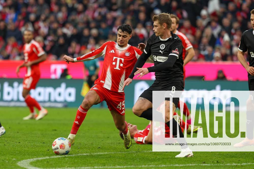Im Zweikampf, Aktion, mit Alexandar Pavlovic 45 (FC Bayern Muenchen), Eric Smith 8 (FC St. Pauli), FC Bayern Muenchen vs. FC St. Pauli, Fussball, 1. Bundesliga, 12. Spieltag, 29.11.2025 DFB regulations prohibit any use of photographs as image sequences and or quasi-video Muenchen Bayern Deutschland