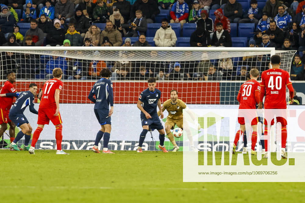 Im Strafraum von TSG Hoffenheim , Deutschland, Fussball, 1. Bundesliga, 12.Spieltag, 2025 2026, TSG Hoffenheim vs. FC Augsburg, 29.11.2025, PreZero Arena, Sinsheim, Deutschland Sinsheim PreZero Arena Baden-Württemberg Deutschland