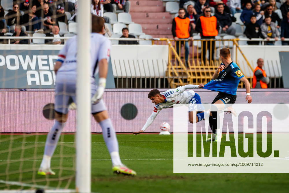SuperSport HNL, round 15: HNK Hajduk Split v NK Varazdin Luka Hodak of HNK Hajduk Split and Matej Vuk of NK Varazdin during the SuperSport HNL 2025. 2026. round 15 match between HNK Hajduk Split and NK Varazdin at Poljud Stadium in Split, Croatia on November 29, 2025. ZvonimirxBarisin PIXSELL