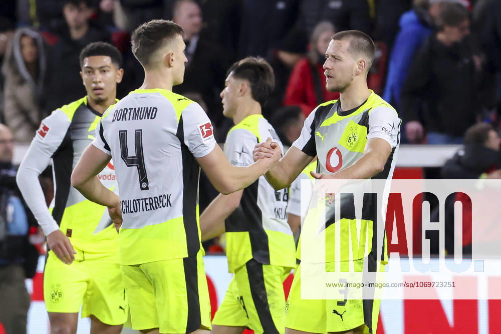 Nico Schlotterbeck (Borussia Dortmund) und Waldemar Anton (Borussia Dortmund) jubeln, Bundesliga, Bayer 04 Leverkusen v Borussia Dortmund, BayArena am 29. November 2025 in Leverkusen, Deutschland. (Foto von Marco Steinbrenner DeFodi Images) Nico Schlotterbeck (Borussia Dortmund) und Waldemar Anton (Borussia Dortmund) cheer, Bundesliga, Bayer 04 Leverkusen v Borussia Dortmund, BayArena, November 29, 2025 in Leverkusen, Germany. (Photo by Marco Steinbrenner DeFodi Images) DFL regulations prohibit any use of photographs as image sequences and or quasi-video.