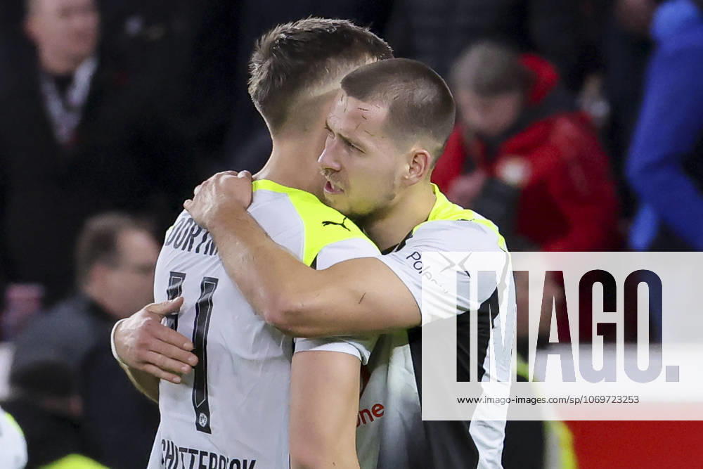 Nico Schlotterbeck (Borussia Dortmund) und Waldemar Anton (Borussia Dortmund) jubeln, Bundesliga, Bayer 04 Leverkusen v Borussia Dortmund, BayArena am 29. November 2025 in Leverkusen, Deutschland. (Foto von Marco Steinbrenner DeFodi Images) Nico Schlotterbeck (Borussia Dortmund) und Waldemar Anton (Borussia Dortmund) cheer, Bundesliga, Bayer 04 Leverkusen v Borussia Dortmund, BayArena, November 29, 2025 in Leverkusen, Germany. (Photo by Marco Steinbrenner DeFodi Images) DFL regulations prohibit any use of photographs as image sequences and or quasi-video.