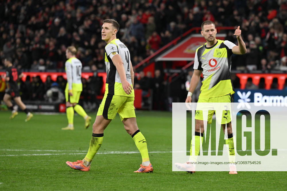 Nico Schlotterbeck (Borussia Dortmund), Waldemar Anton (Borussia Dortmund), v.li. 29.11.2025, Fussball 1. Bundesliga, Saison 2025 2026, 12. Spieltag, Bayer 04 Leverkusen - Borussia Dortmund 1:2 DFL regulations prohibit any use of photographs as image sequences and or quasi-video Leverkusen BayArena Nordrhein Westfalen Deutschland