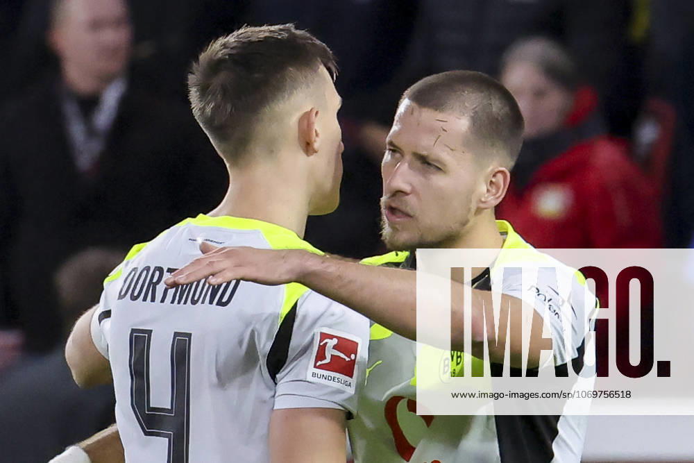 Nico Schlotterbeck (Borussia Dortmund) und Waldemar Anton (Borussia Dortmund) jubeln, Bundesliga, Bayer 04 Leverkusen v Borussia Dortmund, BayArena am 29. November 2025 in Leverkusen, Deutschland. (Foto von Marco Steinbrenner DeFodi Images) Nico Schlotterbeck (Borussia Dortmund) und Waldemar Anton (Borussia Dortmund) cheer, Bundesliga, Bayer 04 Leverkusen v Borussia Dortmund, BayArena, November 29, 2025 in Leverkusen, Germany. (Photo by Marco Steinbrenner DeFodi Images) DFL regulations prohibit any use of photographs as image sequences and or quasi-video.
