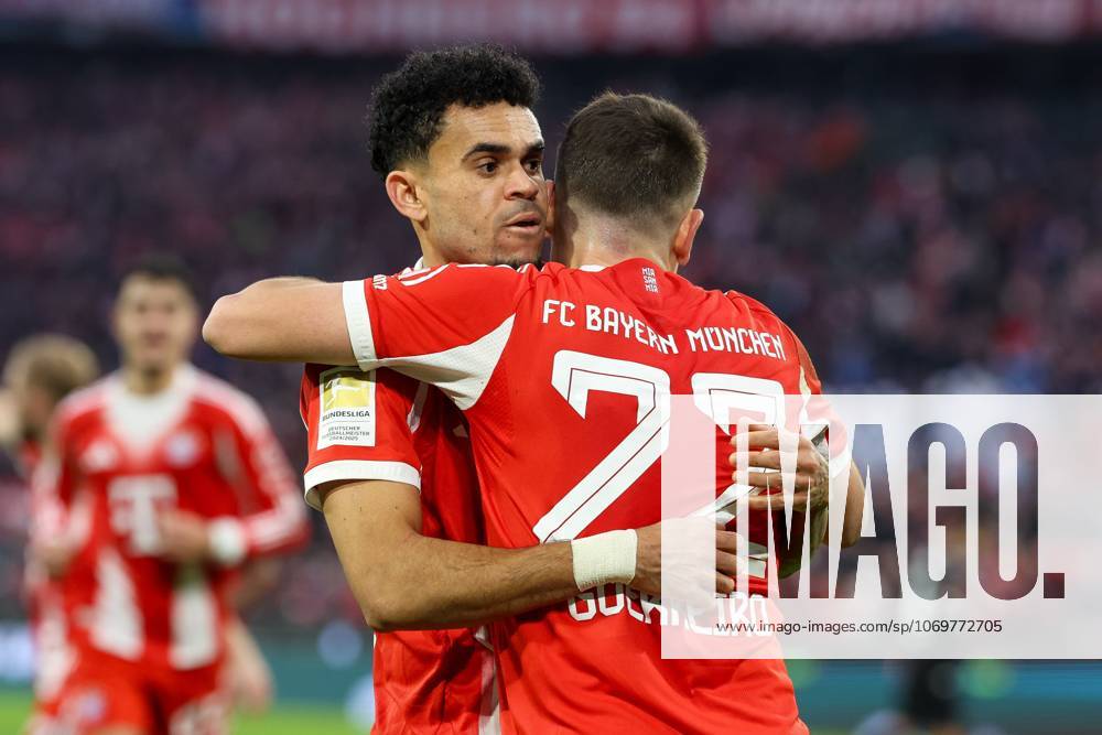 Torjubel von Luis Diaz 14 (FC Bayern Muenchen), Raphael Guerreiro 22 (FC Bayern Muenchen) zum Ausgleich 1:1, FC Bayern Muenchen vs. FC St. Pauli, Fussball, 1. Bundesliga, 12. Spieltag, 29.11.2025 DFB regulations prohibit any use of photographs as image sequences and or quasi-video Muenchen Bayern Deutschland