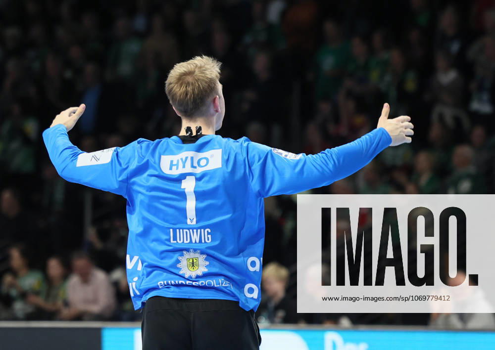 GER HBL Saison 2025 2026 FÜCHSE Berlin vs TBV Lemgo Lippe, 30.11.25, Max-Schmeling-Halle, Berlin, Lasse LUDWIG (Füchse Berlin 1) jubelt nach erfolgreicher Parade dem Publikum zu, Emotion