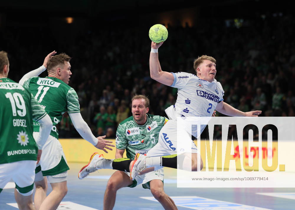 GER HBL Saison 2025 2026 FÜCHSE Berlin vs TBV Lemgo Lippe, 30.11.25, Max-Schmeling-Halle, Berlin, Lukas HUTECEK (TBV Lemgo Lippe 2) durchbricht die Abwehr der FÜCHSE Berlin
