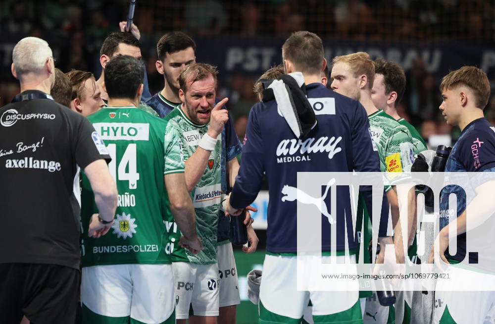 GER HBL Saison 2025 2026 FÜCHSE Berlin vs TBV Lemgo Lippe, 30.11.25, Max-Schmeling-Halle, Berlin, Max DARJ (Füchse Berlin 5), Ansprach des Kapitäns in der Auszeit, Timeout