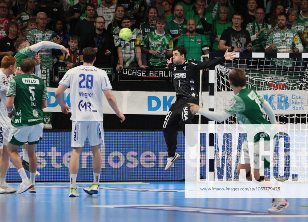 GER HBL Saison 2025 2026 FÜCHSE Berlin vs TBV Lemgo Lippe, 30.11.25, Max-Schmeling-Halle, Berlin, Lasse Bredekjaer ANDERSSON (Füchse Berlin 11) scheitert an Constantin MÖSTL (TBV Lemgo Lippe 1)