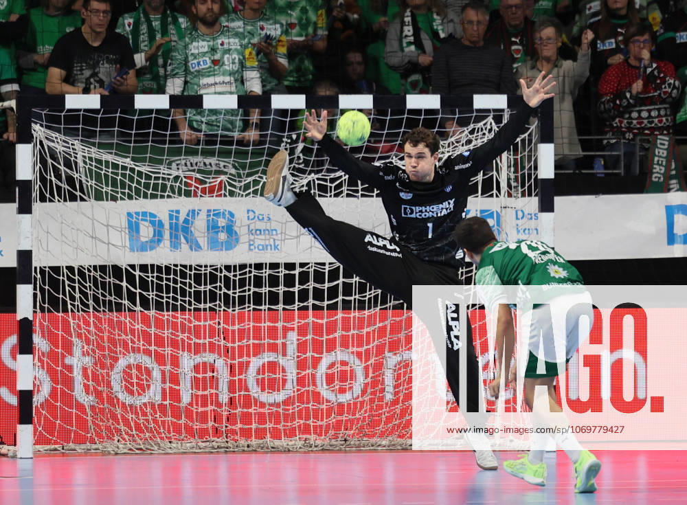 GER HBL Saison 2025 2026 FÜCHSE Berlin vs TBV Lemgo Lippe, 30.11.25, Max-Schmeling-Halle, Berlin, Tim FREIHÖFER (Füchse Berlin 20) scheitert vom Siebenmeter-Punkt an Constantin MÖSTL (TBV Lemgo Lippe 1)