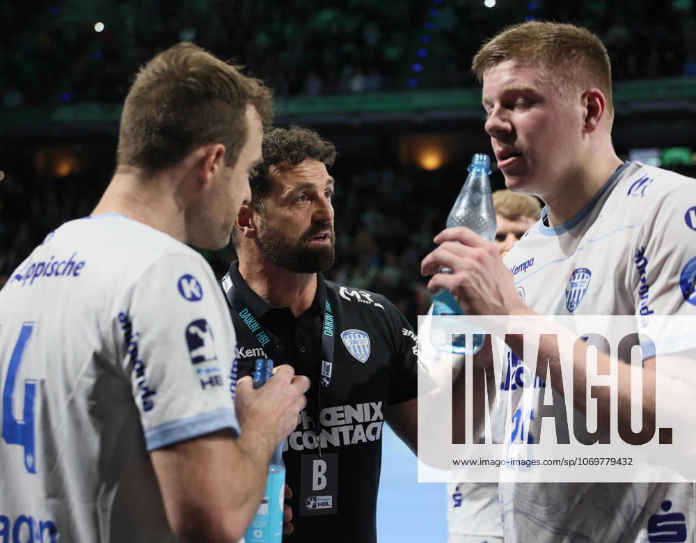 GER HBL Saison 2025 2026 FÜCHSE Berlin vs TBV Lemgo Lippe, 30.11.25, Max-Schmeling-Halle, Berlin, Florian KEHRMANN (TBV Lemgo Lippe_Trainer) im Dialog mit Bobby SCHAGEN (TBV Lemgo Lippe 14) und Niels Gerardus VERSTEIJNEN (TBV Lemgo Lippe 25)