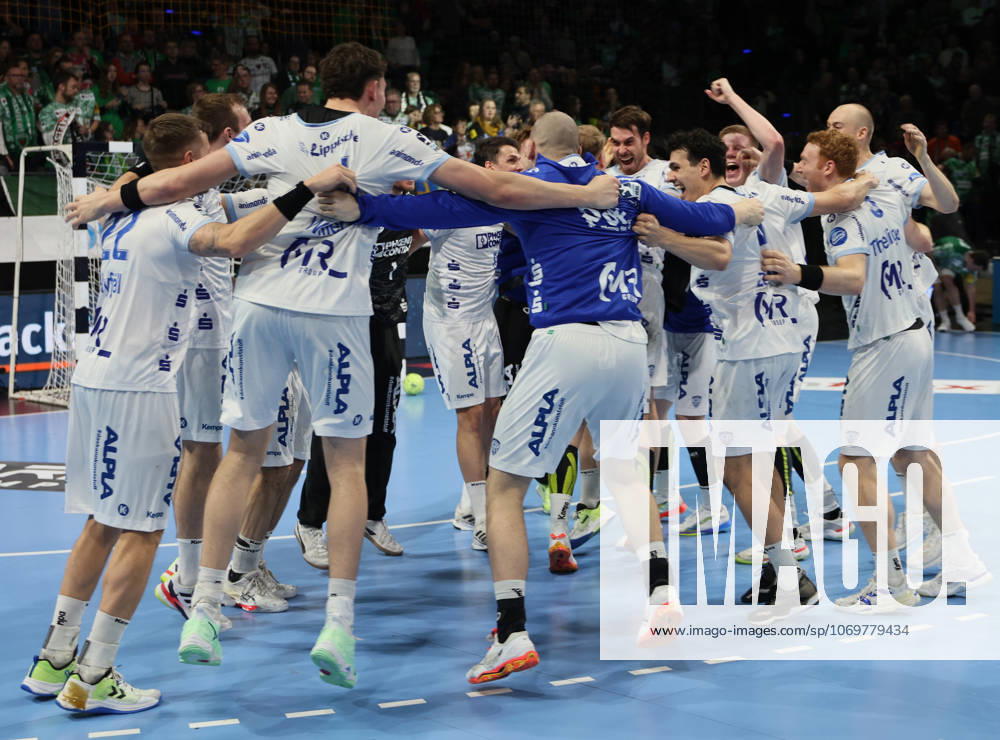 GER HBL Saison 2025 2026 FÜCHSE Berlin vs TBV Lemgo Lippe, 30.11.25, Max-Schmeling-Halle, Berlin, TBV Lemgo Lippe feiert den Auswärtssieg, Kreis, Jubel, Emotion, Ausgelassenheit