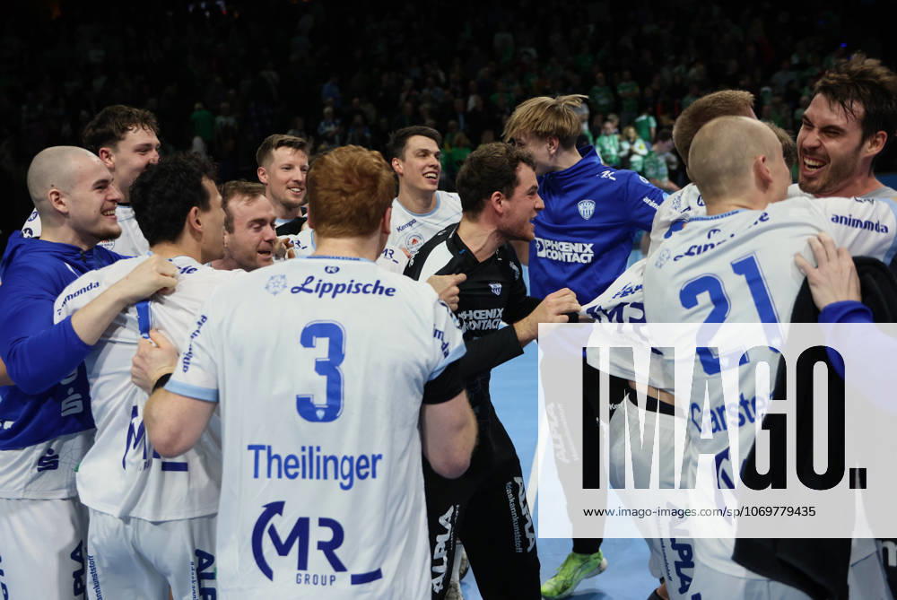 GER HBL Saison 2025 2026 FÜCHSE Berlin vs TBV Lemgo Lippe, 30.11.25, Max-Schmeling-Halle, Berlin, TBV Lemgo Lippe feiert den Auswärtssieg, Kreis, Jubel, Emotion, Ausgelassenheit, MVP der Gäste ist Keeper Constantin MÖSTL (TBV Lemgo Lippe 1)