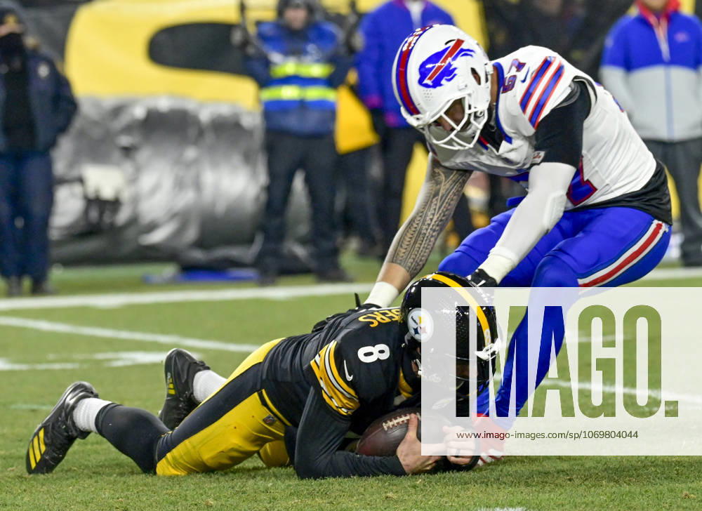 Pittsburgh Steelers quarterback Aaron Rodgers (8) covers the fumble from a bad exchange and Buffalo Bills defensive end AJ Epenesa (57) makes the tackle Acrisure Stadium Sunday, November 30, 2025 in Pittsburgh. PIT2025113010 ARCHIExCARPENTER