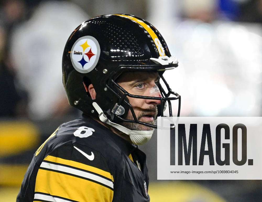 Pittsburgh Steelers quarterback Aaron Rodgers (8) during the third quarter of the Buffalo Bills 26-7 win with a bandage on his nose at Acrisure Stadium Sunday, November 30, 2025 in Pittsburgh. PIT2025113011 ARCHIExCARPENTER