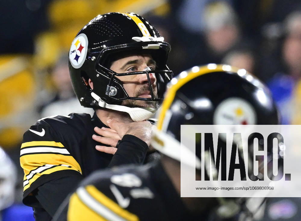 Pittsburgh Steelers quarterback Aaron Rodgers (8) signals to his offense during the fourth quarter of the Buffalo Bills 26-7 win with a bandage on his nose at Acrisure Stadium Sunday, November 30, 2025 in Pittsburgh. PIT2025113020 ARCHIExCARPENTER