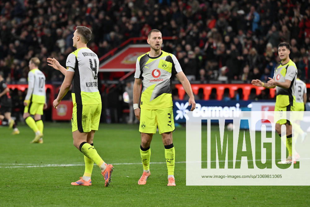 Nico Schlotterbeck (Borussia Dortmund), Waldemar Anton (Borussia Dortmund), Aaron Anselmino (Borussia Dortmund), Aaron Anselmino, v.li. 29.11.2025, Fussball 1. Bundesliga, Saison 2025 2026, 12. Spieltag, Bayer 04 Leverkusen - Borussia Dortmund 1:2 DFL regulations prohibit any use of photographs as image sequences and or quasi-video Leverkusen BayArena Nordrhein Westfalen Deutschland
