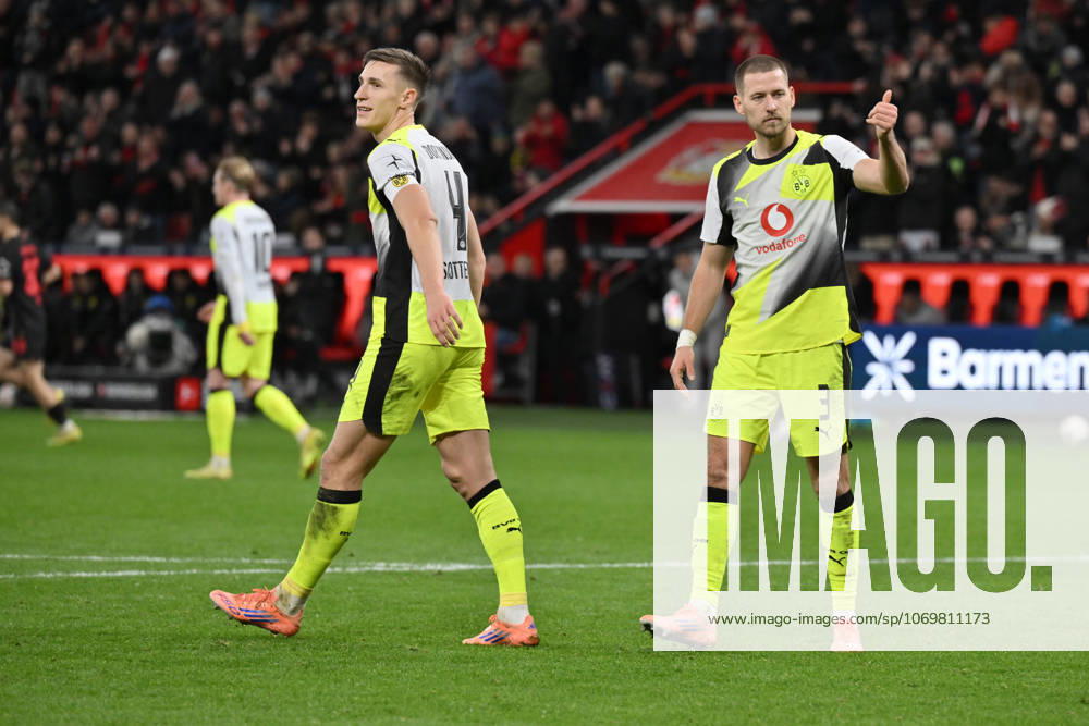 Nico Schlotterbeck (Borussia Dortmund), Waldemar Anton (Borussia Dortmund), v.li. 29.11.2025, Fussball 1. Bundesliga, Saison 2025 2026, 12. Spieltag, Bayer 04 Leverkusen - Borussia Dortmund 1:2 DFL regulations prohibit any use of photographs as image sequences and or quasi-video Leverkusen BayArena Nordrhein Westfalen Deutschland