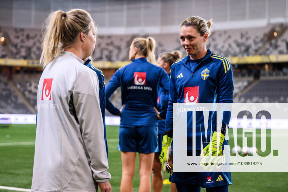 goalkeeper Jennifer Falk of the Swedish women s national football team at a training session on December 1, 2025 in Stockholm. Photo: Jesper Zerman BILDBYRAN kod JZ JZ0652 fotboll football soccer fotball nations league uefa womens nations league träning practice training sverige sweden dam bbeng