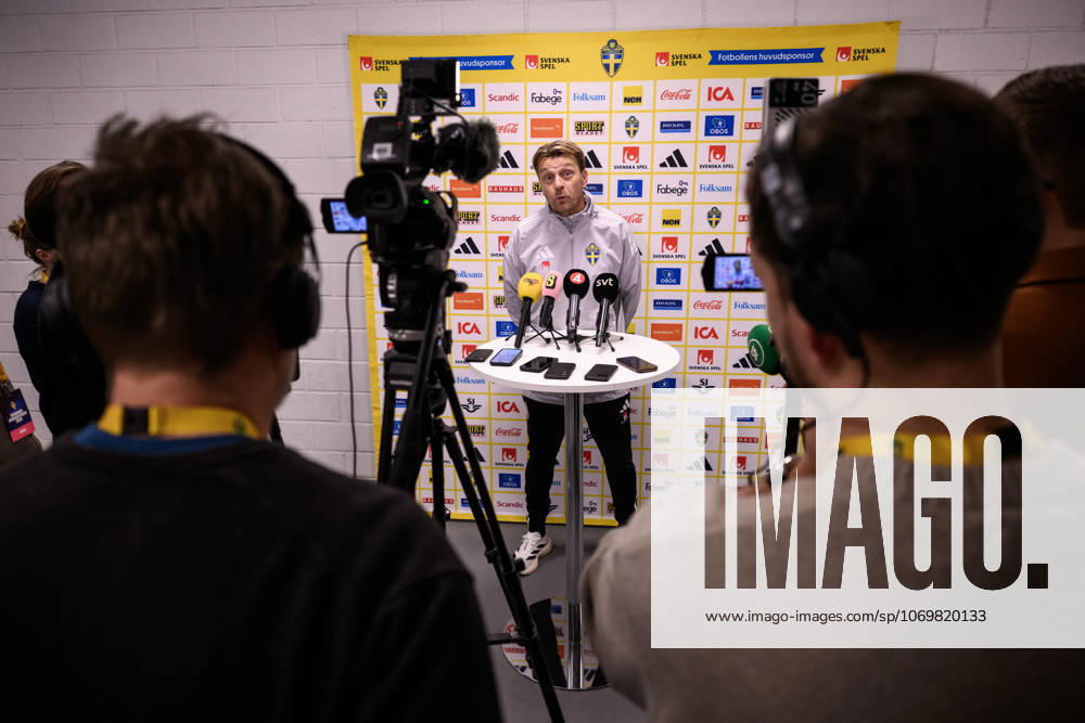 Head coach Tony Gustavsson of the Swedish women s national football team in the mixed zone after a training session on December 1, 2025 in Stockholm. Photo: Jesper Zerman BILDBYRAN kod JZ JZ0652 fotboll football soccer fotball nations league uefa womens nations league träning practice training sverige sweden dam bbeng