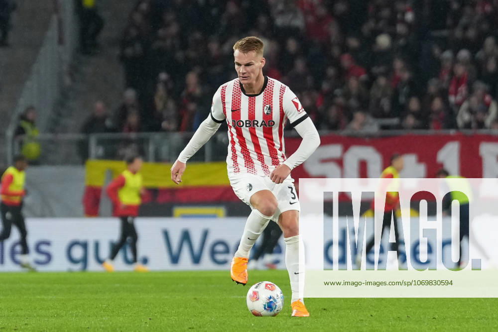 Philipp Lienhart (SC Freiburg, 03) am Ball , Deutschland, Fussball, 1. Bundesliga, 12.Spieltag, 2025 2026, SC Freiburg vs. 1. FSV Mainz 05, 30.11.2025, Europa-Park Stadion, Freiburg, Deutschland DFL REGULATIONS PROHIBIT ANY USE OF PHOTOGRAPHS AS IMAGE SEQUENCES AND OR QUASI-VIDEO. Freiburg Europa-Park Stadion Baden-Württemberg Deutschland