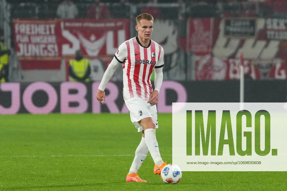 Philipp Lienhart (SC Freiburg, 03) am Ball , Deutschland, Fussball, 1. Bundesliga, 12.Spieltag, 2025 2026, SC Freiburg vs. 1. FSV Mainz 05, 30.11.2025, Europa-Park Stadion, Freiburg, Deutschland DFL REGULATIONS PROHIBIT ANY USE OF PHOTOGRAPHS AS IMAGE SEQUENCES AND OR QUASI-VIDEO. Freiburg Europa-Park Stadion Baden-Württemberg Deutschland