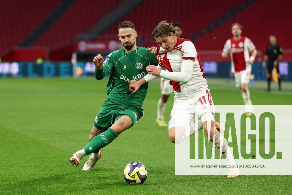 , JohanCruyff Arena , season 2025 2026 , Dutch Eredivisie Football , match between Ajax and FC Groningen (replay) , Picture shows , FC Groningen player Marco Rente, Ajax player Mika Godts Ajax - Groningen (replay) x32313331x