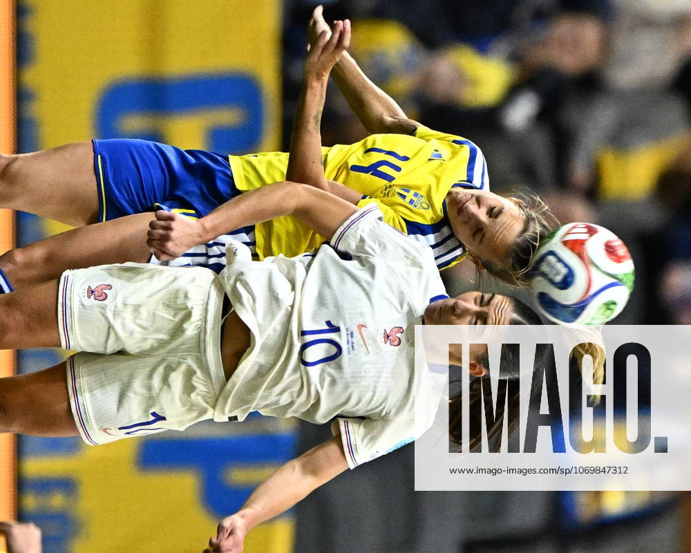 STOCKHOLM, SVERIGE 20251202 Sveriges Nathalie Björn och Frankrikes Clara Mateo under bronsmatchen i Nations League mellan Sverige och Frankrike pa 3Arena pa tisdagskvällen. STOCKHOLM SVERIGE