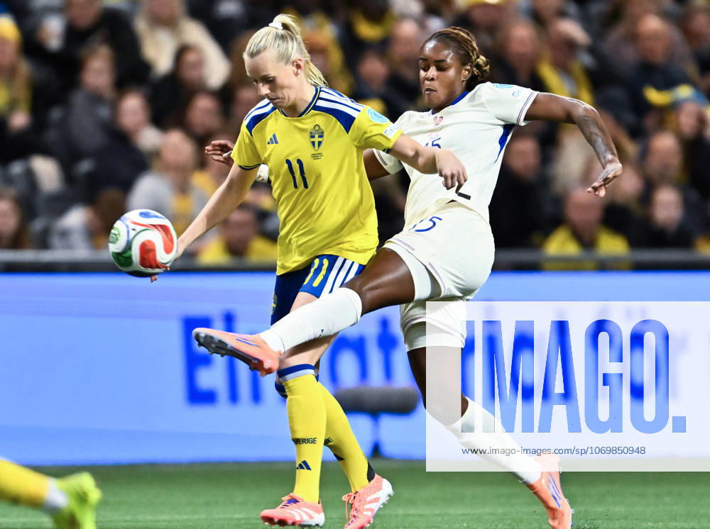 STOCKHOLM, SVERIGE 20251202 Sveriges Stina Blackstenius mot Frankrikes Kelly Gago under bronsmatchen i Nations League mellan Sverige och Frankrike pa 3Arena pa tisdagskvällen. STOCKHOLM SVERIGE