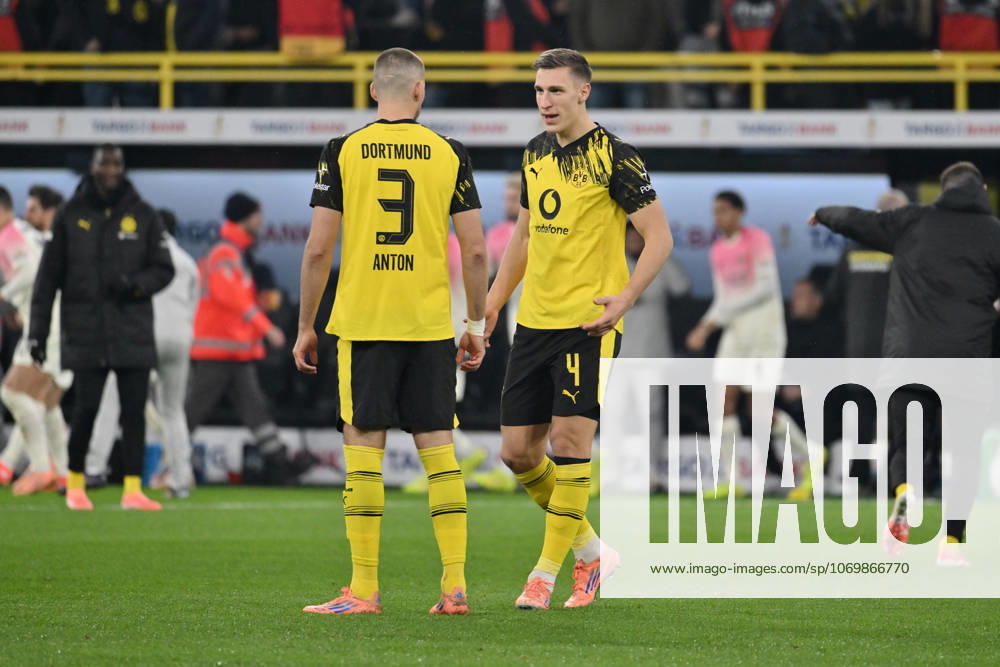 Nico Schlotterbeck (Borussia Dortmund), Waldemar Anton (Borussia Dortmund), v.re. 02.12.2025, Fussball DFB Pokal, Saison 2025 2026, Achtelfinale, Borussia Dortmund - Bayer 04 Leverkusen 0:1 DFB regulations prohibit any use of photographs as image sequences and or quasi-video Dortmund Signal Iduna Park Nordrhein Westfalen Deutschland