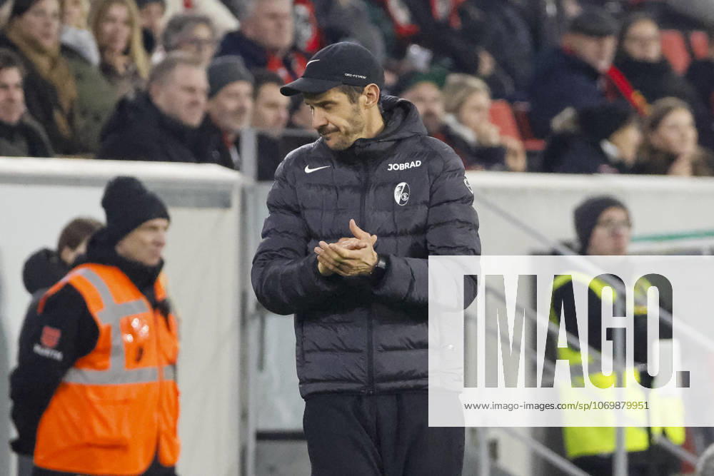 Julian Schuster (SC Freiburg, Trainer) nach Abpfiff , Deutschland, Fussball, DFB Pokal, Achtelfinale, 2025 2026, SC Freiburg vs. SV Darmstadt 98, 03.12.2025, Europa-Park Stadion , Freiburg im Breisgau, Deutschland Freiburg im Breisgau Europa-Park Stadion Baden-Wuerttemberg Deutschland