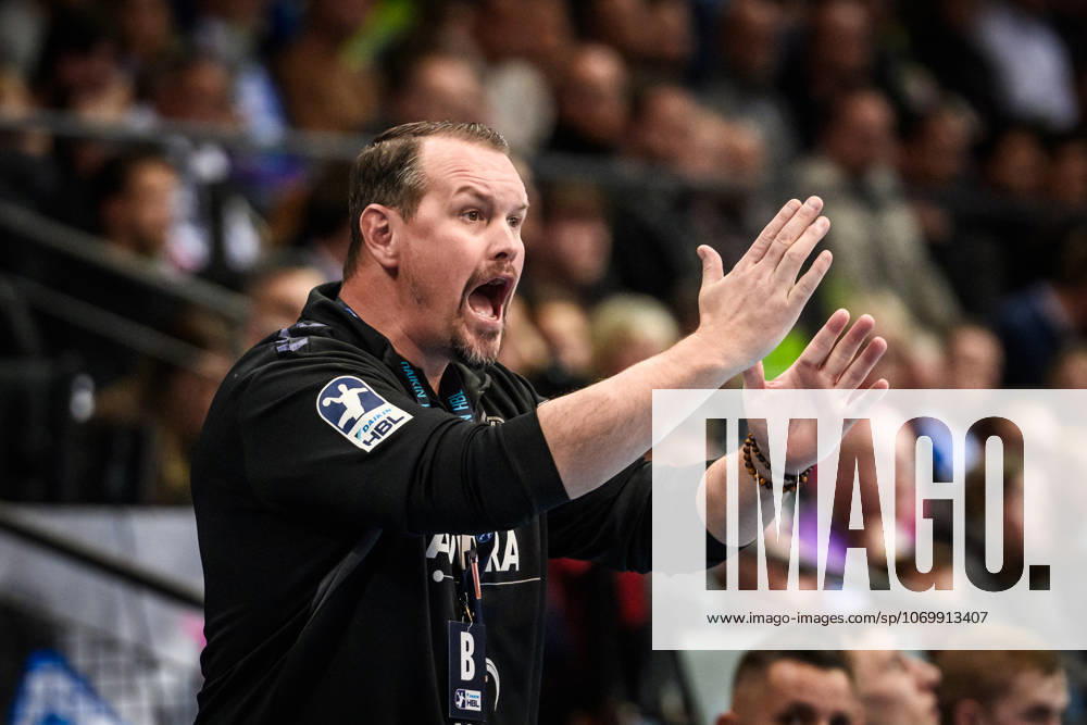 Misha Kaufmann (TVB Stuttgart, Trainer) - gestikuliert am Spielfeldrand GER, TVB 1898 Stuttgart - HSG Wetzlar, DAIKIN HBL, Handball, Bundesliga, 11. Spieltag, Spielzeit 2025 2026, 04.12.2025 GER, TVB 1898 Stuttgart - HSG Wetzlar, DAIKIN HBL, Handball, Bundesliga, 11. Spieltag, Spielzeit 2025 2026, 04.12.2025 Stuttgart