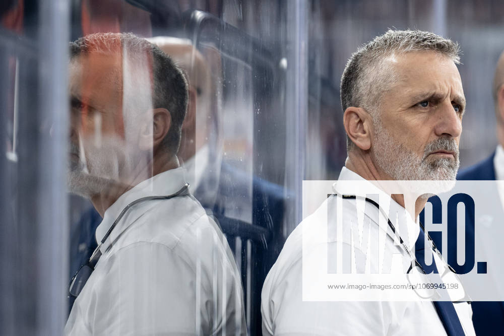 Mark French (Chef-Trainer, ERC Ingolstadt) mit Spiegelbild im Plexiglas GER, EHC Red Bull Muenchen vs. ERC Ingolstadt, Eishockey, DEL, 25. Spieltag, Saison 2025 2026, 05.12.2025. GER, EHC Red Bull Muenchen vs. ERC Ingolstadt, Eishockey, DEL, 25. Spieltag, Saison 2025 2026, 05.12.2025. Muenchen