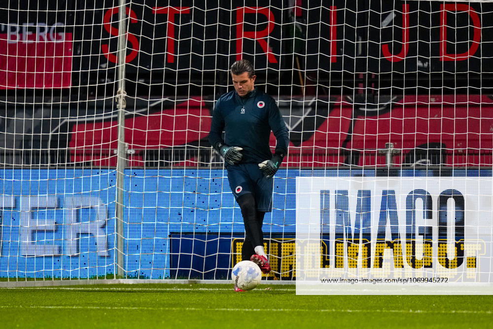 Eredivisie: Excelsior Rotterdam v FC Groningen Rotterdam - Goalkeeper Stijn van Gassel of SBV Excelsior Rotterdam during the fifteenth competition round of the 2025 2026 Eredivisie season. The match is set between Excelsior Rotterdam and FC Groningen at Stadion Woudestein on 5 December 2025 in Rotterdam, The Netherlands. (VK Sportphoto Danny de Groot)