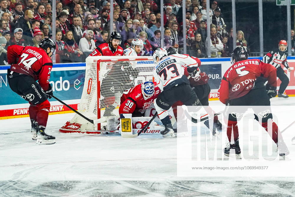 Eishockey Penny-DEL 25. Spieltag Kölner Haie - Nürnberg Ice Tigers am 05.12.2025 in der Lanxess Arena in Köln Roman Kechter ( Nürnberg ), mitte - versucht die Scheibe an Janne Juvonen ( Köln ) vorbeizubringen Gemäß den Vorgaben der DEL Deutsche Eishockey Liga ist die Publikation und Weiterverwertung der Aufnahmen in elektronischen Medien und Endgeräten aller Art während des laufenden Spiels nicht zulässig.