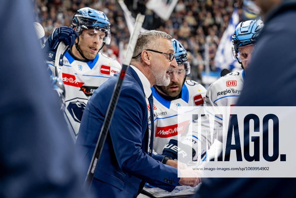 Mark French (Chef-Trainer, ERC Ingolstadt) waehrend eines Powerbreaks GER, EHC Red Bull Muenchen vs. ERC Ingolstadt, Eishockey, DEL, 25. Spieltag, Saison 2025 2026, 05.12.2025. GER, EHC Red Bull Muenchen vs. ERC Ingolstadt, Eishockey, DEL, 25. Spieltag, Saison 2025 2026, 05.12.2025. Muenchen