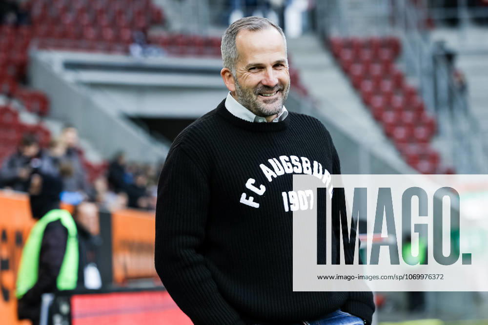 Manuel Baum (FC Augsburg, Cheftrainer) GER, FC Augsburg vs. Bayer 04 Leverkusen, 1.Bundesliga Fussball, 13. Spieltag, Saison 2025 2026, 06.12.2025 DFB DFL REGULATIONS PROHIBIT ANY USE OF PHOTOGRAPHS AS IMAGE SEQUENCES AND OR QUASI-VIDEO GER, FC Augsburg vs. Bayer 04 Leverkusen, 1.Bundesliga Fussball, 13. Spieltag, Saison 2025 2026, 06.12.2025 Augsburg