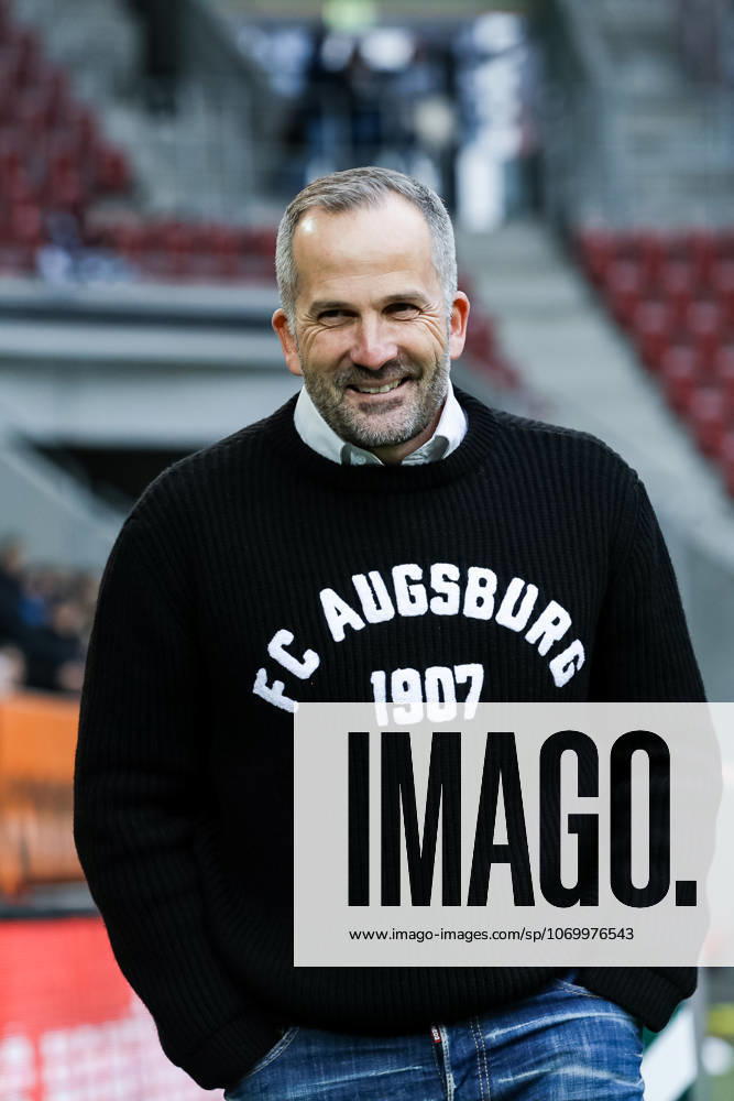 Manuel Baum (FC Augsburg, Cheftrainer) GER, FC Augsburg vs. Bayer 04 Leverkusen, 1.Bundesliga Fussball, 13. Spieltag, Saison 2025 2026, 06.12.2025 DFB DFL REGULATIONS PROHIBIT ANY USE OF PHOTOGRAPHS AS IMAGE SEQUENCES AND OR QUASI-VIDEO GER, FC Augsburg vs. Bayer 04 Leverkusen, 1.Bundesliga Fussball, 13. Spieltag, Saison 2025 2026, 06.12.2025 Augsburg
