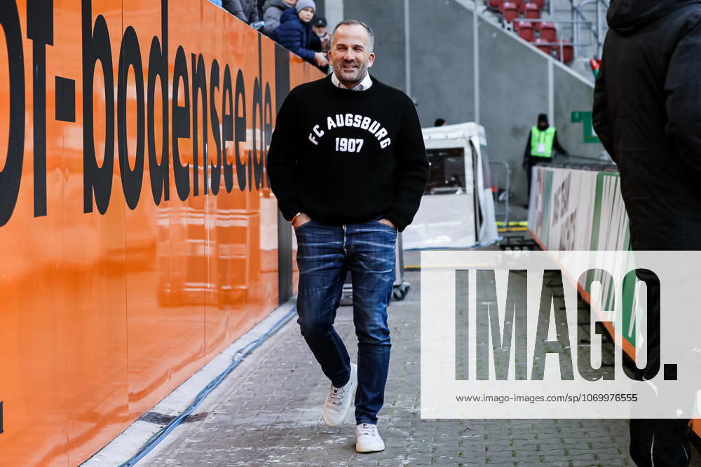 Manuel Baum (FC Augsburg, Cheftrainer) GER, FC Augsburg vs. Bayer 04 Leverkusen, 1.Bundesliga Fussball, 13. Spieltag, Saison 2025 2026, 06.12.2025 DFB DFL REGULATIONS PROHIBIT ANY USE OF PHOTOGRAPHS AS IMAGE SEQUENCES AND OR QUASI-VIDEO GER, FC Augsburg vs. Bayer 04 Leverkusen, 1.Bundesliga Fussball, 13. Spieltag, Saison 2025 2026, 06.12.2025 Augsburg