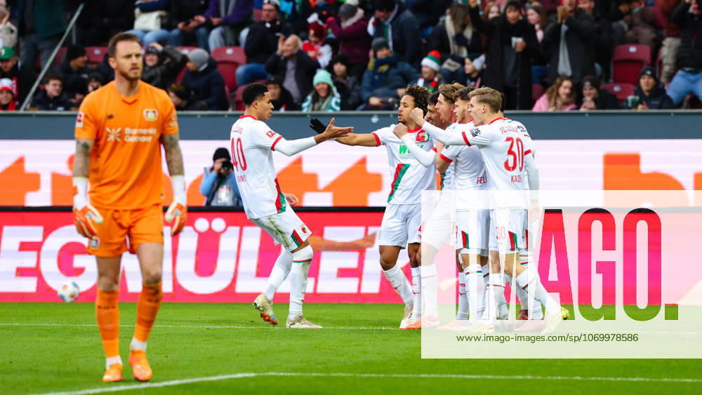 Team (FC Augsburg) Tor zum 1 : 0 beim Spiel zwischen FC Augsburg v Bayer 04 Leverkusen, Fußball, Herren, Bundesliga, 2025 2026, 13.Spieltag am 06.12.2025 in Augsburg, WWK-Arena. DFL and DFB regulations prohibit any use of photographs as image sequences and or quasi-video. Bayern Deutschland