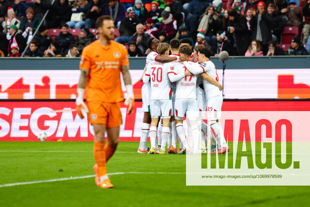 Team (FC Augsburg) Tor zum 1 : 0 beim Spiel zwischen FC Augsburg v Bayer 04 Leverkusen, Fußball, Herren, Bundesliga, 2025 2026, 13.Spieltag am 06.12.2025 in Augsburg, WWK-Arena. DFL and DFB regulations prohibit any use of photographs as image sequences and or quasi-video. Bayern Deutschland