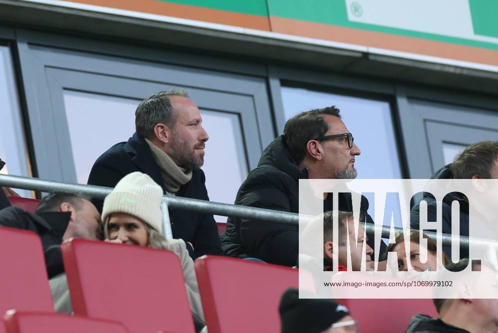 Geschaeftsfuehrer Finanzen Michael Stroell (FC Augsburg) und Praesident Markus Krapf (FC Augsburg) schauen aufs Banner von den Ultras, FC Augsburg vs. Bayer 04 Leverkusen, Fussball, 1. Bundesliga, 13. Spieltag, 06.12.2025 DFB regulations prohibit any use of photographs as image sequences and or quasi-video Augsburg Bayern Deutschland