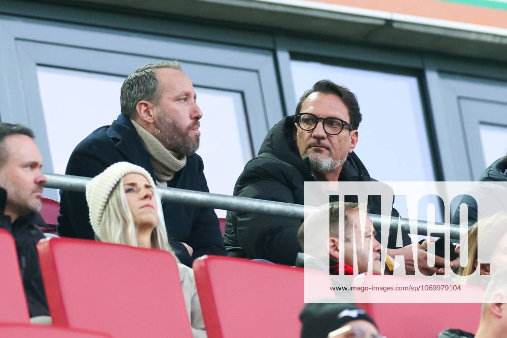 Geschaeftsfuehrer Finanzen Michael Stroell (FC Augsburg) und Praesident Markus Krapf (FC Augsburg) schauen aufs Banner von den Ultras, FC Augsburg vs. Bayer 04 Leverkusen, Fussball, 1. Bundesliga, 13. Spieltag, 06.12.2025 DFB regulations prohibit any use of photographs as image sequences and or quasi-video Augsburg Bayern Deutschland