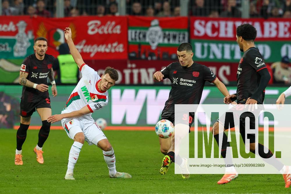 Im Zweikampf, Aktion, mit Robin Fellhauer 19 (FC Augsburg), Ibrahim Maza 30 (Bayer 04 Leverkusen), FC Augsburg vs. Bayer 04 Leverkusen, Fussball, 1. Bundesliga, 13. Spieltag, 06.12.2025 DFB regulations prohibit any use of photographs as image sequences and or quasi-video Augsburg Bayern Deutschland